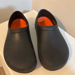 Crocs closed toe work shoe. Men size 8. Women’s 10. Black. Comfy insole.